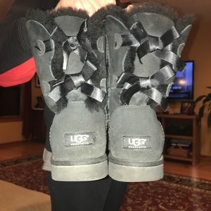 BLACK BAILEY BOW UGGS